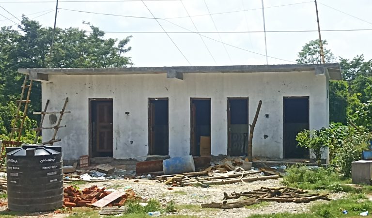 रौतहटको राष्ट्रिय वनमा धमाधम पक्की संरचना बन्दै,मौन वन कर्मचारी