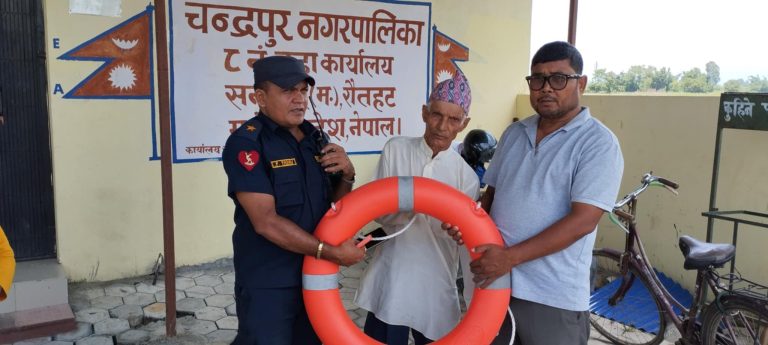 चन्द्रपुर नगरपालिका वडानं ८ द्वारा विपत् व्यवस्थापन सामग्री वितरण