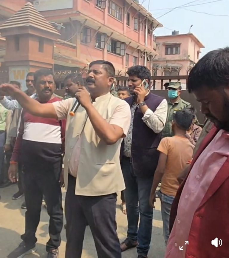 गौरमा पक्ष र बिपक्ष बिच प्रदर्शन