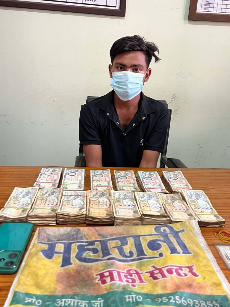 १० लाख रूपैयाँसहित भारतीय नागरिक पक्राउ