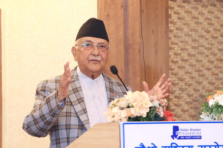 गगन थापासँग प्रधानमन्त्री आक्रोशित, बेडरुमसम्म बिचौलियाको पहुँच भएकाे प्रमाण दिन दिए चुनाैती