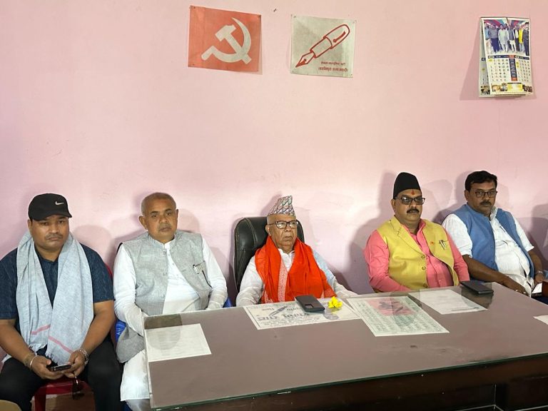 कार्यकर्ता भेटघाट कार्यक्रमलाई बीचैमा छाडेर माधव नेपाल लागे काठमाडौँतिर