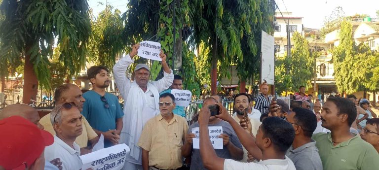 संविधानको रक्षा गर,सैनिक शासन मान्दैनौ ,राष्ट्रपतिलाई सर्वजनिक गर भन्दै चन्द्रपुरमा बिरोध प्रर्दशन