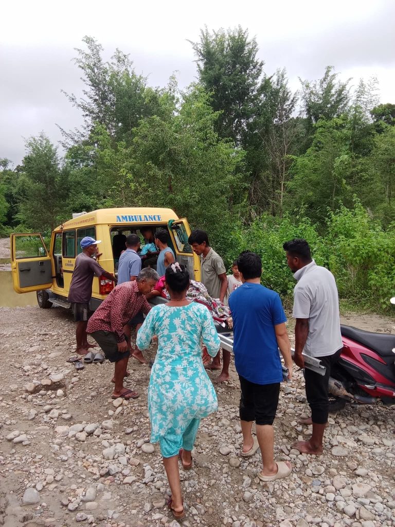 चाँदी खोलामा अधुरो पुल, बाढीले एम्बुलेन्स रोकिँदा सुत्केरीलाई ‘जुगाड स्ट्रेचर’मा खोलो पार