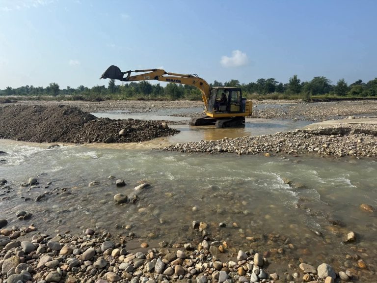 चन्द्रपुर–३ मा चाँदी नदीको डाइभर्सन पुनर्निर्माण सुरु, आज साँझसम्म सम्पन्न हुने