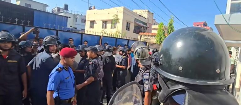 सिंह र साह जनस्वपाको पक्षमा हस्ताक्षर गर्न निर्वाचन कार्यालय जाँदा झडप