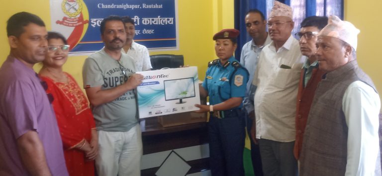 इप्रका चन्द्रनिगाहपुरलाई नव विकास बचत तथा ऋण सहकारी संस्थाद्वारा कम्प्युटर हस्तान्तरण