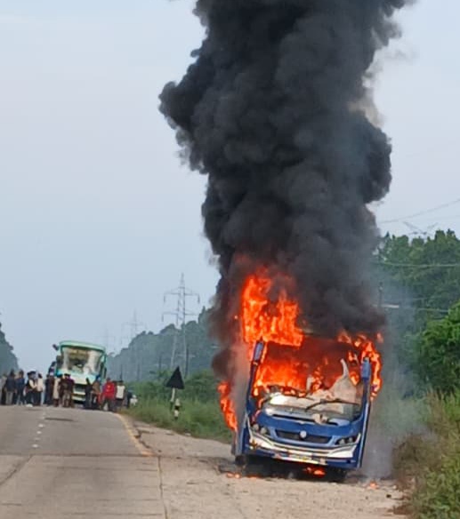रौतहटमा गुड्दै गरेको यात्रुवाहक बसमा  आगलागी