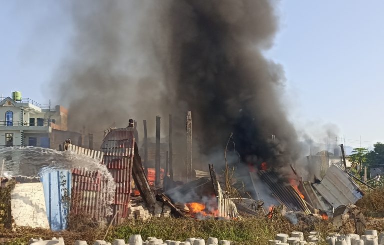 चन्द्रपुर–४ स्थित घिमिरे टायल तथा ब्लक उद्योगमा आगलागी