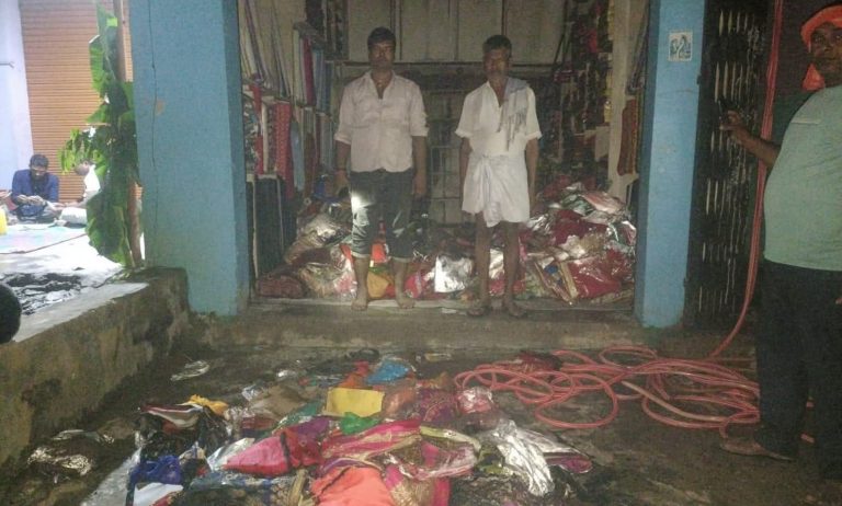 गरुडा बजारमा भीषण आगलागी, लाखौंको क्षति