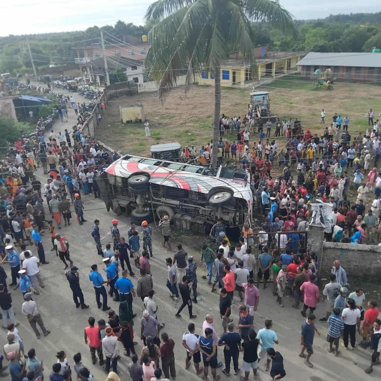 महोत्तरीको बर्दिबासमा बस दुर्घटना, दुईको मृत्यु ४० भन्दा बढी घाइते