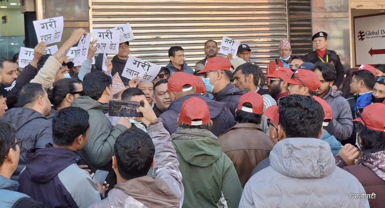 प्रचण्ड–माधवले सम्बोधन गर्ने सभास्थलमा व्यापारीहरूको विरोध