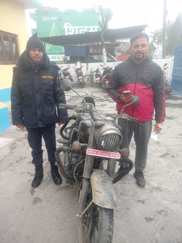 वेबारिसे मोटरसाइकल र आइफोन फेला पारेर धनीलाई हस्तान्तरण