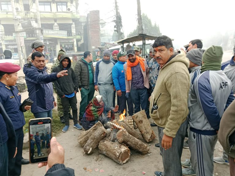 डिभिजन वन कार्यालय चन्द्रनिगाहपुरद्वारा सार्वजनिक स्थानमा दाउरा वितरण