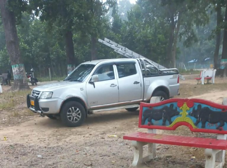 विद्युत कर्मचारीको लापरबाहीले सर्वसाधारण मारमा, डाबरी पार्कमा मस्ती गरेको आरोप