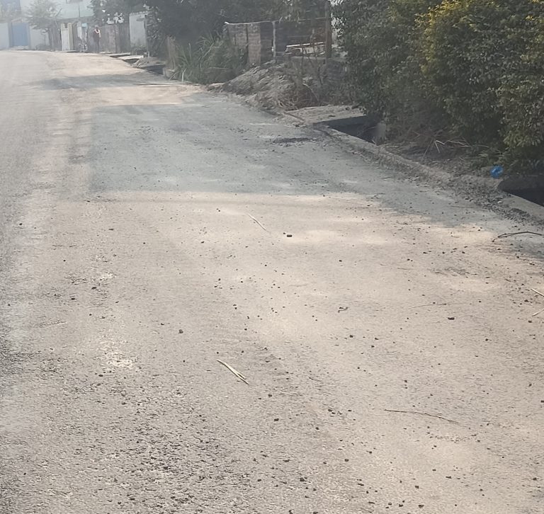 सन्तपुर–सिन्दुरेघारी सडकमा गुणस्तरहीन पिच : ठेकेदार–सडकका प्राविधिकको मिलेमतो