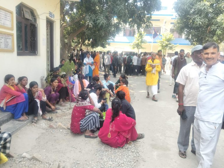 गरुडामा निर्वाचन प्रहरीहरूको विरोध: ‘पूर्व सूचना बिना चेक उठाइयो’ भन्दै आक्रोश