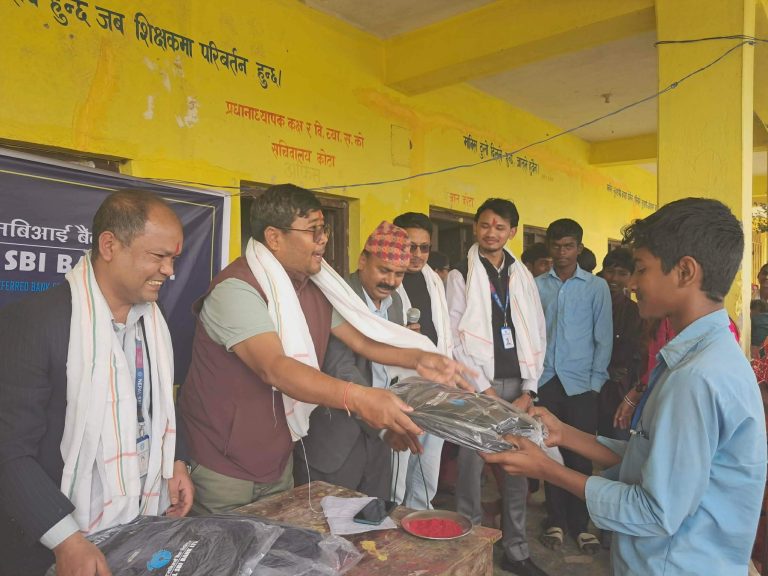 नेपाल एसबिआई बैंक द्वारा विद्यार्थीलाई स्कूल ब्याग वितरण