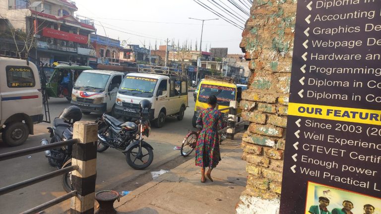 नियम गायब, सवारी हाबी : गौर रोडमा ज्यानै जोखिममा