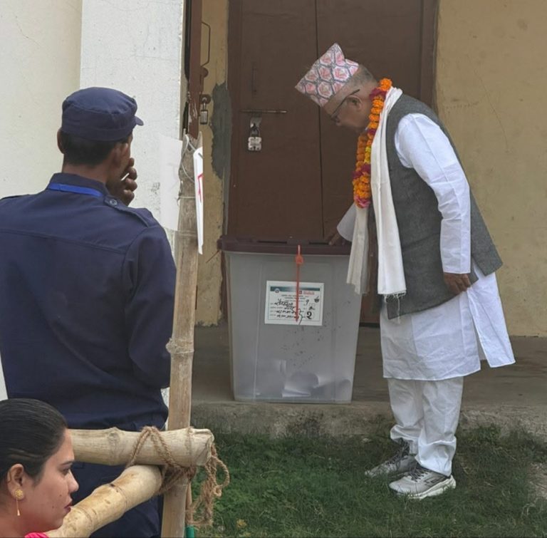 पूर्व प्रधानमन्त्री माधव नेपालले गरे मतदान