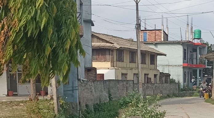 टेकान देखी झन्झनेटोल जाने राजकुलो अतिक्रमणले खुम्चियो : मौन चन्द्रपुर नगरपालिका