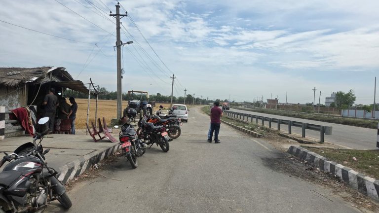 वीरगन्जमा ‘कबाडी कर’को नाममा दिनदहाडै रंगदारी ! प्रहरीकै मिलेमतोमा चालक कुटिँदै